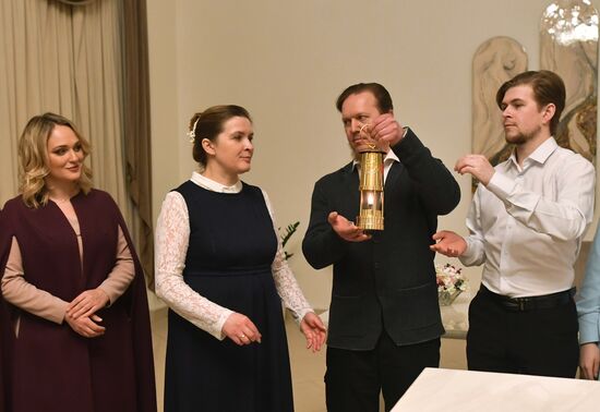 The International RUSSIA EXPO Forum and Exhibition. The launch of the Year of Family during the Loved Ones forum. Lighting up the Heart of Russia family hearth at the Wedding Palace at VDNKh. The Terentyev family from Murom. Location: Russia, Moscow. Author: Mikhail Voskresenskiy/Sputnik. RUSSIA EXPO. Year of Family launch ceremony during Loved Ones Forum