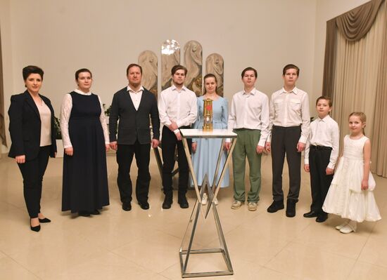 The International RUSSIA EXPO Forum and Exhibition. The launch of the Year of Family during the Loved Ones forum. Lighting up the Heart of Russia family hearth at the Wedding Palace at VDNKh. The Terentyev family from Murom. Location: Russia, Moscow. Author: Mikhail Voskresenskiy/Sputnik. RUSSIA EXPO. Year of Family launch ceremony during Loved Ones Forum