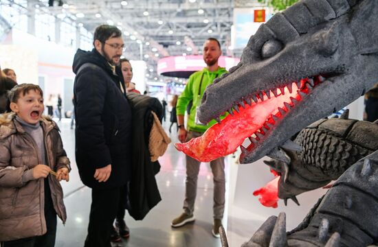 International RUSSIA EXPO forum and exhibition. Visitors at the exhibition at the Zmei-Gorynych figure. Location: Russia, Moscow. Author: Kristina Kormilitsyna/Sputnik. RUSSIA EXPO