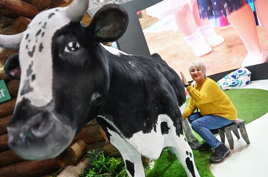 International RUSSIA EXPO forum and exhibition. A visitor with a cow figure. Location: Russia, Moscow. Author: Kristina Kormilitsyna/Sputnik. RUSSIA EXPO