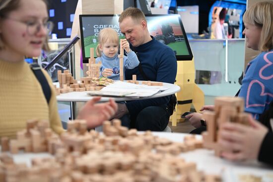 International RUSSIA EXPO forum and exhibition. Visitors play with puzzles at the exhibition Location: Russia, Moscow. Author: Kristina Kormilitsyna/Sputnik. RUSSIA EXPO
