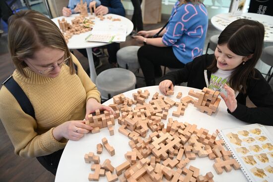 International RUSSIA EXPO forum and exhibition. Visitors play puzzles at the exhibition Location: Russia, Moscow. Author: Kristina Kormilitsyna/Sputnik. RUSSIA EXPO