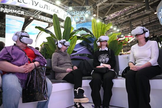 International RUSSIA EXPO forum and exhibition. Visitors wearing virtual reality helmets at the exhibition. Location: Russia, Moscow. Author: Kristina Kormilitsyna/Sputnik. RUSSIA EXPO