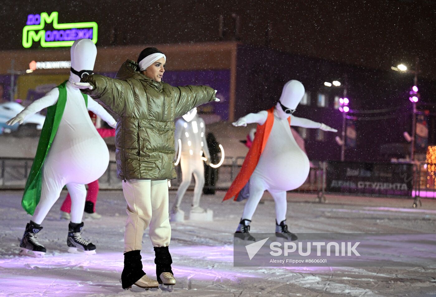 RUSSIA EXPO. Entertainment program. Figure skating workshop and flashmob with students