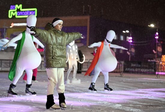 RUSSIA EXPO. Entertainment program. Figure skating workshop and flashmob with students