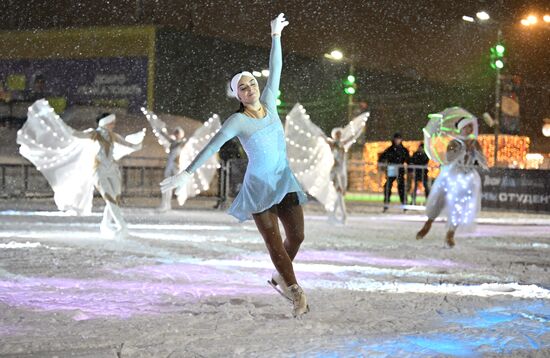 RUSSIA EXPO. Entertainment program. Figure skating workshop and flashmob with students