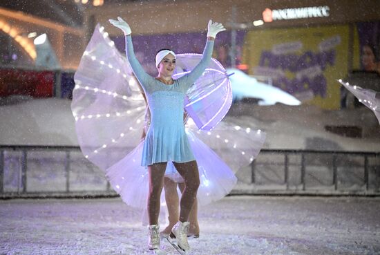 RUSSIA EXPO. Entertainment program. Figure skating workshop and flashmob with students