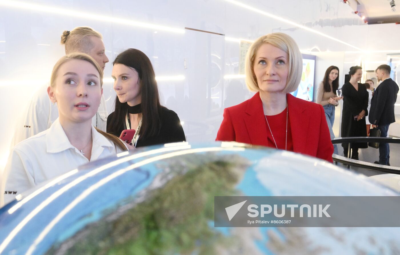 RUSSIA EXPO. Viktoria Abramchenko tours exhibition on Ecology Day