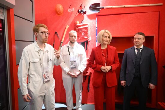 RUSSIA EXPO. Viktoria Abramchenko tours exhibition on Ecology Day