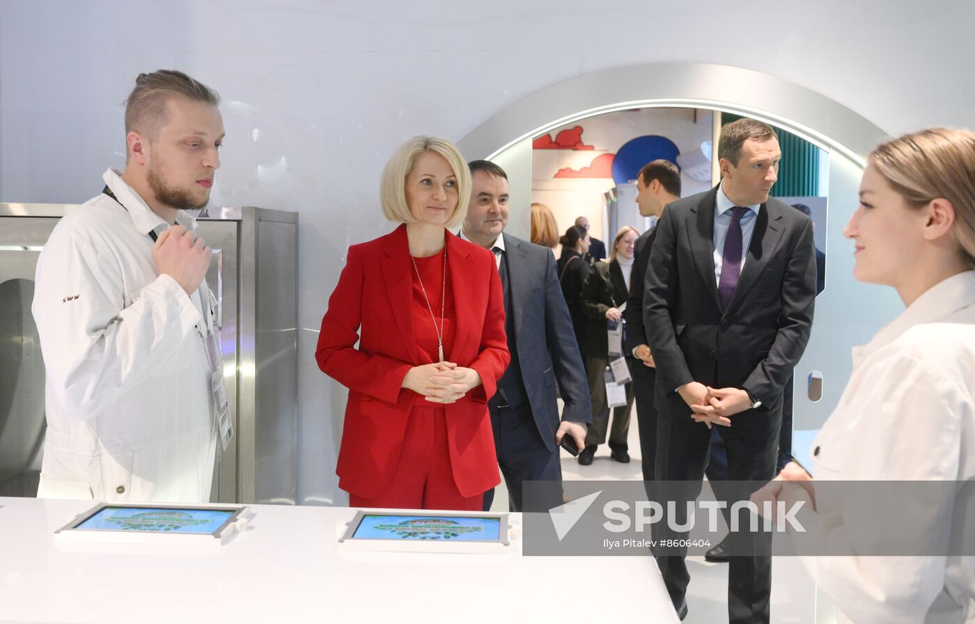 RUSSIA EXPO. Viktoria Abramchenko tours exhibition on Ecology Day