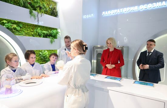 RUSSIA EXPO. Viktoria Abramchenko tours exhibition on Ecology Day