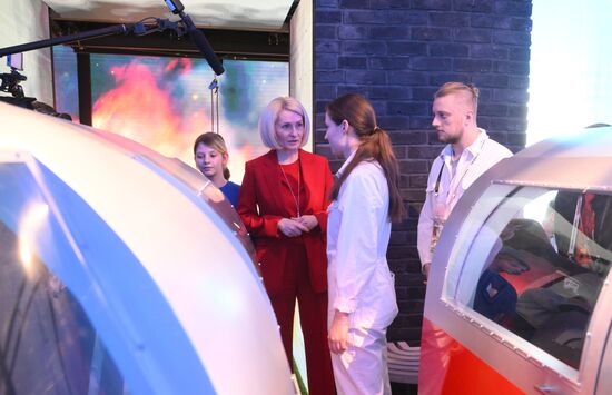 RUSSIA EXPO. Viktoria Abramchenko tours exhibition on Ecology Day