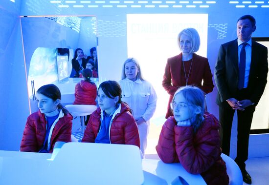 RUSSIA EXPO. Viktoria Abramchenko tours exhibition on Ecology Day