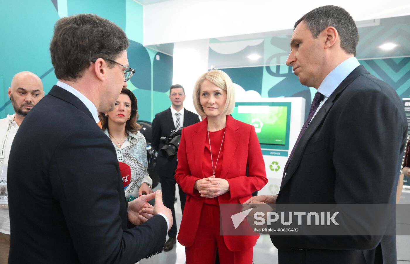 RUSSIA EXPO. Viktoria Abramchenko tours exhibition on Ecology Day