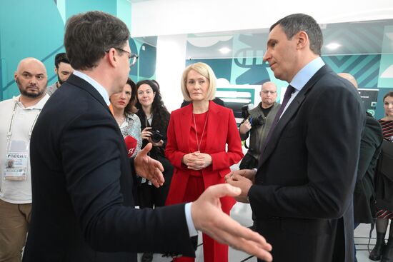 RUSSIA EXPO. Viktoria Abramchenko tours exhibition on Ecology Day
