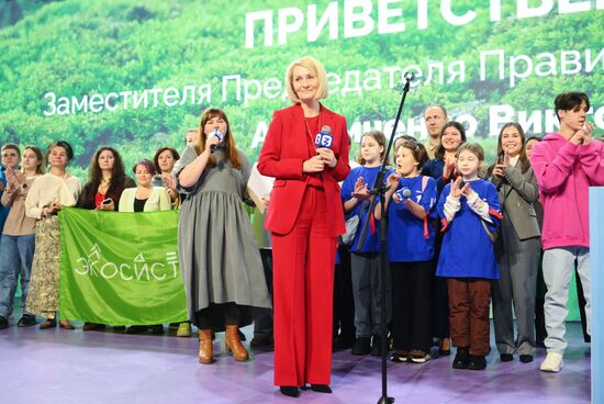 RUSSIA EXPO. Viktoria Abramchenko tours exhibition on Ecology Day