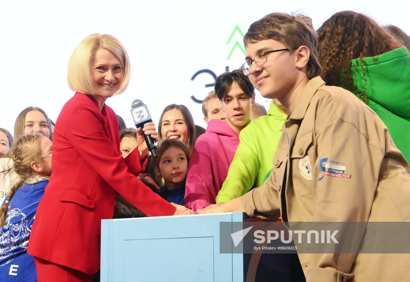 RUSSIA EXPO. Viktoria Abramchenko tours exhibition on Ecology Day