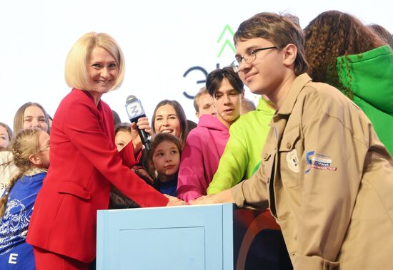 RUSSIA EXPO. Viktoria Abramchenko tours exhibition on Ecology Day