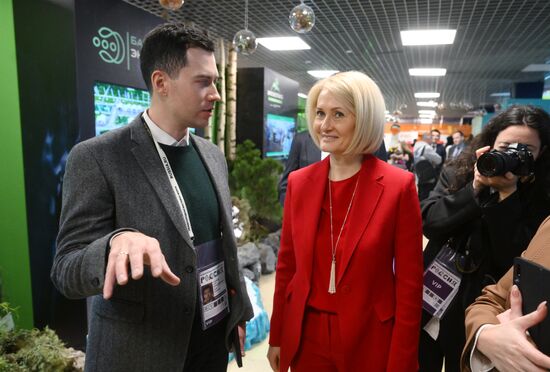 RUSSIA EXPO. Viktoria Abramchenko tours exhibition on Ecology Day