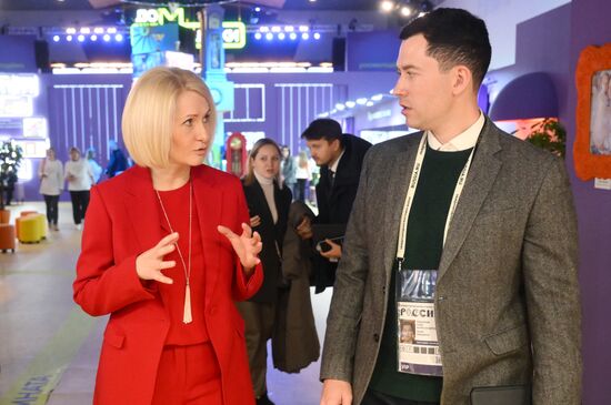 RUSSIA EXPO. Viktoria Abramchenko tours exhibition on Ecology Day