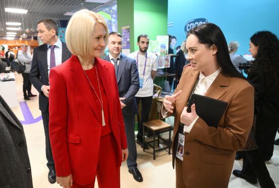 RUSSIA EXPO. Viktoria Abramchenko tours exhibition on Ecology Day