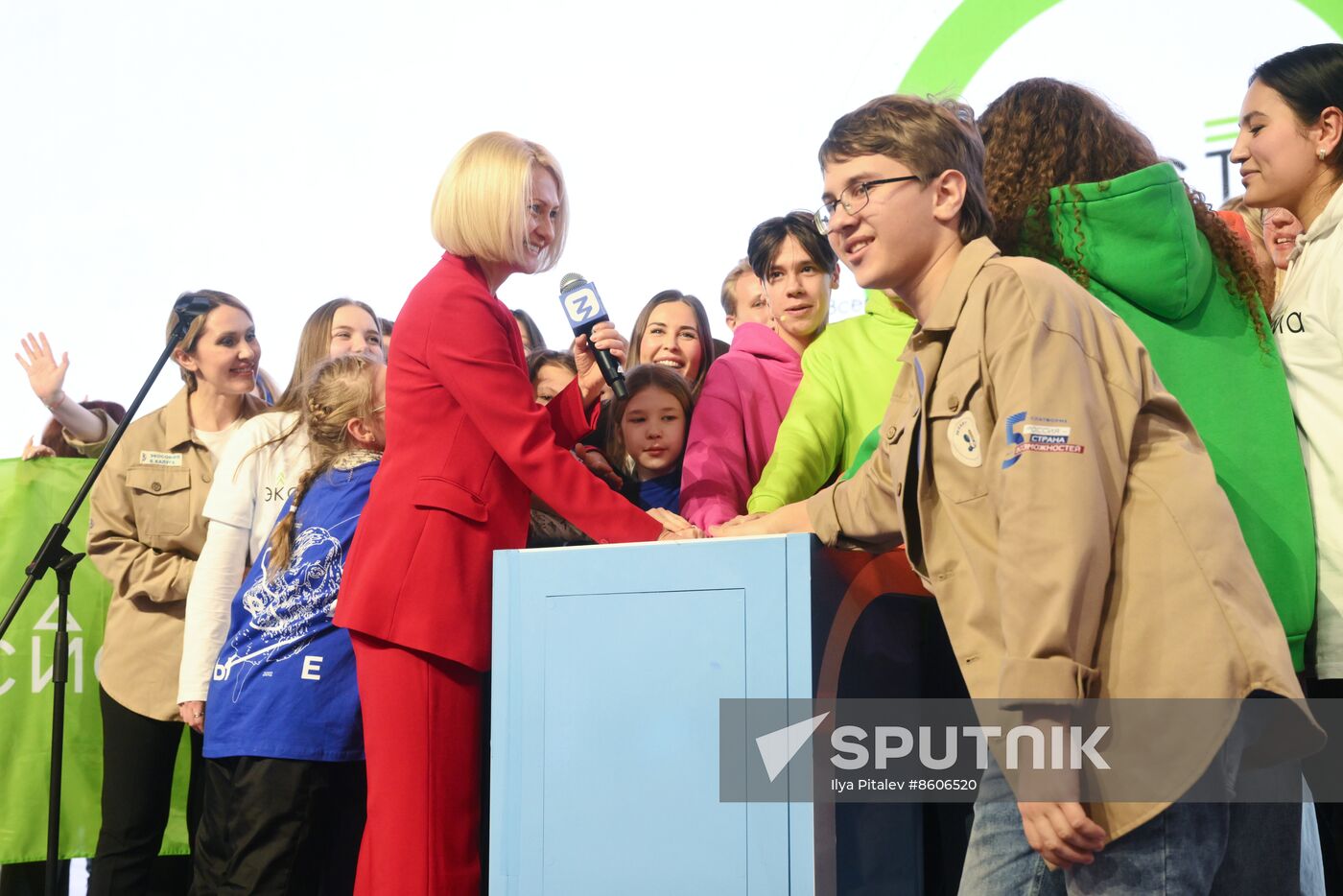 RUSSIA EXPO. Viktoria Abramchenko tours exhibition on Ecology Day