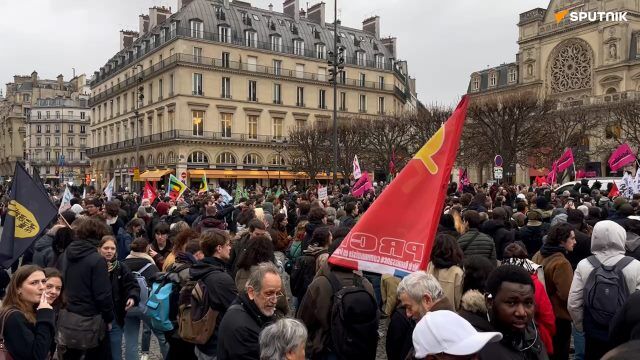 Several hundred people protest in Paris demanding the withdrawal of a bill tightening immigration rules in France