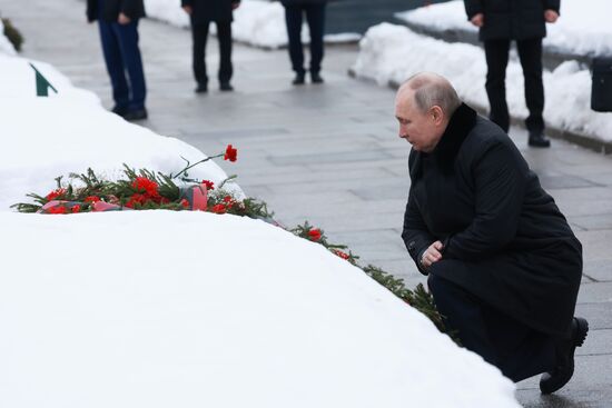 Russia WWII Leningrad Siege Lifting Anniversary Wreath-Laying