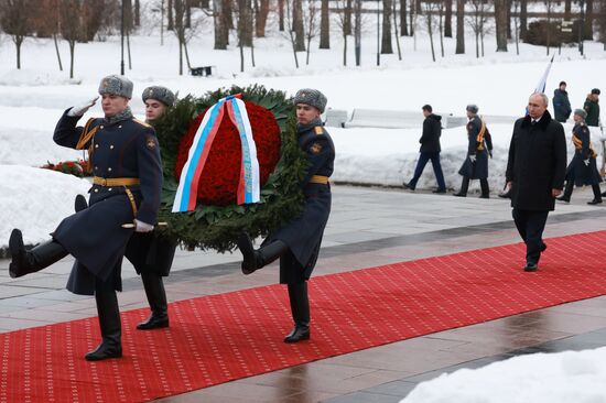 Russia WWII Leningrad Siege Lifting Anniversary Wreath-Laying