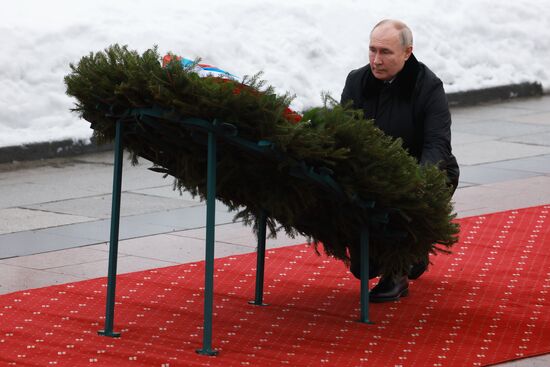 Russia WWII Leningrad Siege Lifting Anniversary Wreath-Laying