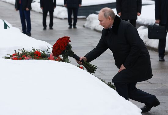 Russia WWII Leningrad Siege Lifting Anniversary Wreath-Laying