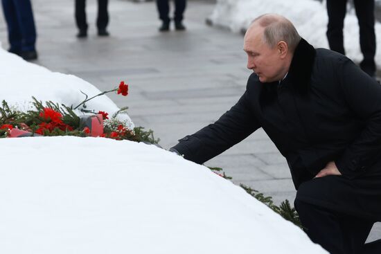 Russia WWII Leningrad Siege Lifting Anniversary Wreath-Laying