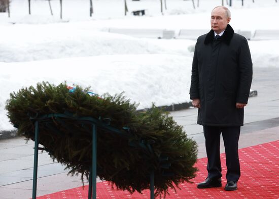 Russia WWII Leningrad Siege Lifting Anniversary Wreath-Laying