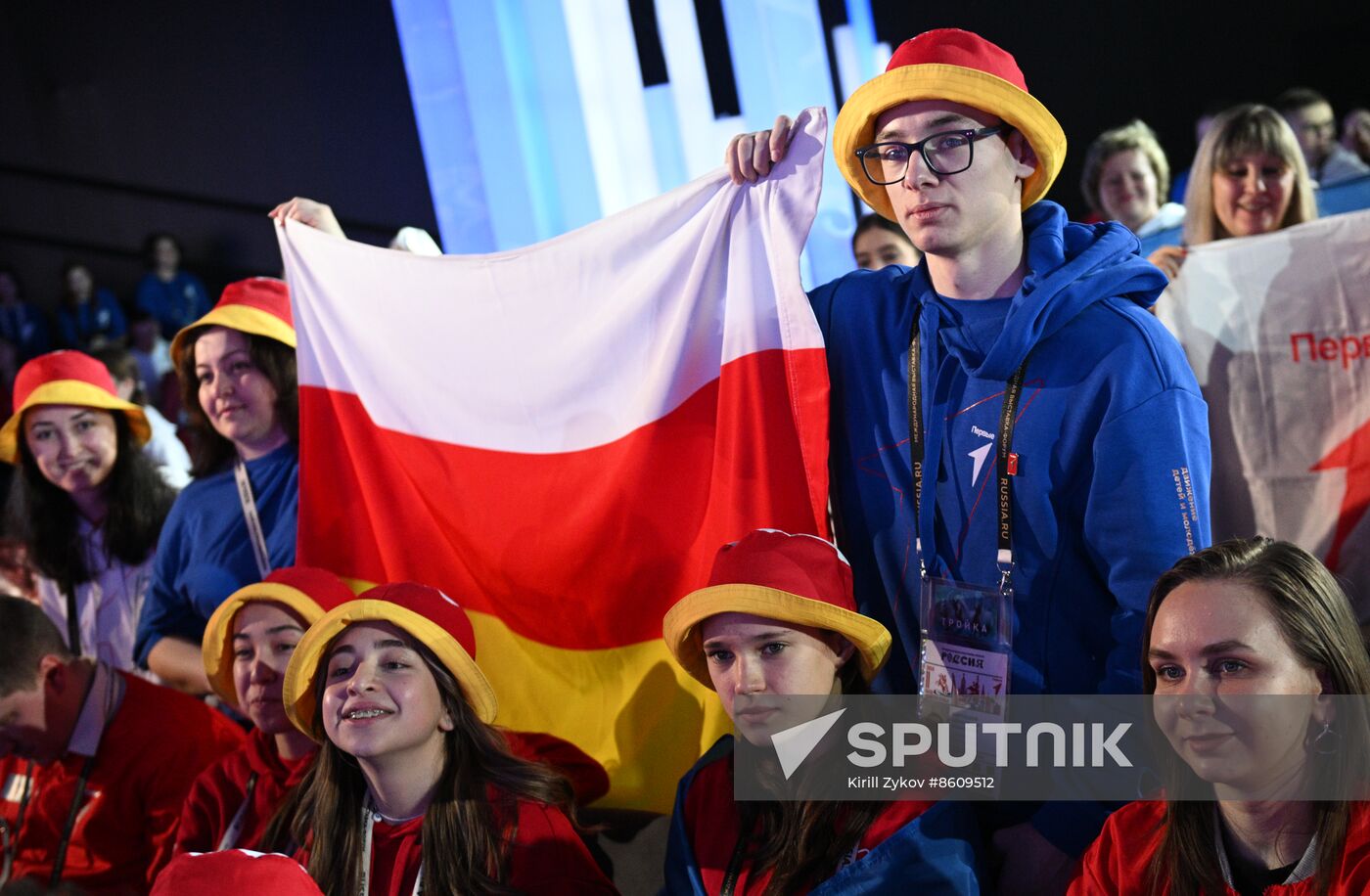 RUSSIA EXPO. 2nd Movement of the First Congress