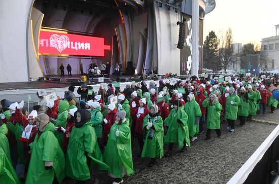 RUSSIA EXPO. Procession by tour guides of Rosmolodyozh's More Than Travel program and exhibition volunteers