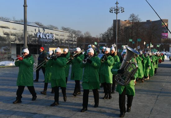 RUSSIA EXPO. Procession by tour guides of Rosmolodyozh's More Than Travel program and exhibition volunteers