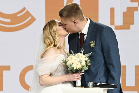 Russia EXPO. Educator and Emergencies Ministry officer from Khanty-Mansi Autonomous Area - Yugra officially register their marriage