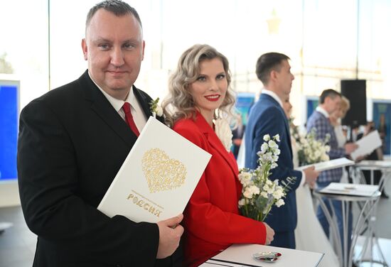 RUSSIA EXPO. Wedding ceremony for 16 couples working in nuclear industry from ten Russian cities from Moscow to Murmansk