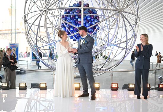 RUSSIA EXPO. Wedding ceremony for 16 couples working in nuclear industry from ten Russian cities from Moscow to Murmansk