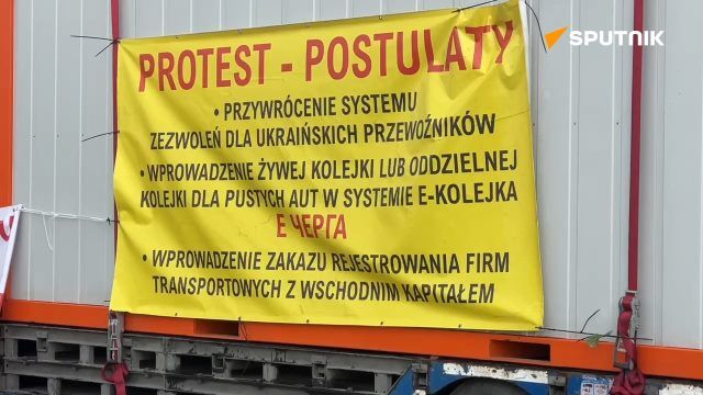 Polish farmers block the road with hay on the border with Ukraine