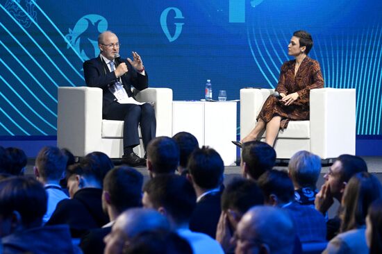 The International RUSSIA EXPO Forum and Exhibition. Plenary session, Key Achievements and Results in Transport Industry. Pavilion 75. Roman Trotsenko, founder of AEON Corporation, and Marianna Ozherelyeva, a Russian Railways TV presenter. Location: Russia, Moscow. Author: Mikhail Voskresenskiy/Sputnik. RUSSIA EXPO. Plenary session, Key Achievements and Results in Transport Industry