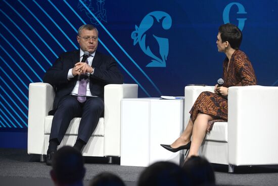 The International RUSSIA EXPO Exhibition and Forum. Plenary session, Key Achievements and Results in Transport Industry, at pavilion No.75. Governor of the Astrakhan Region Igor Babushkin and Marianna Ozherelyeva, Russian Railways TV presenter. Location: Russia, Moscow. Author: Mikhail Voskresenskiy/Sputnik. RUSSIA EXPO. Plenary session, Key Achievements and Results in Transport Industry