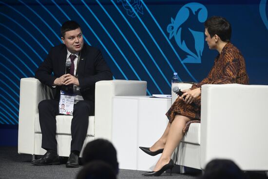 The International RUSSIA EXPO forum and exhibition. A plenary session, Key Achievements and Results in Transport Industry, at Pavilion 75. Andrei Chikhanchin, Deputy General Director of Commerce and Finance, Aeroflot; Marianna Ozherelyeva, presenter, RZD TV channel. Location: Russia, Moscow. Author: Mikhail Voskresenskiy/Sputnik. RUSSIA EXPO. Plenary session, Key Achievements and Results in Transport Industry