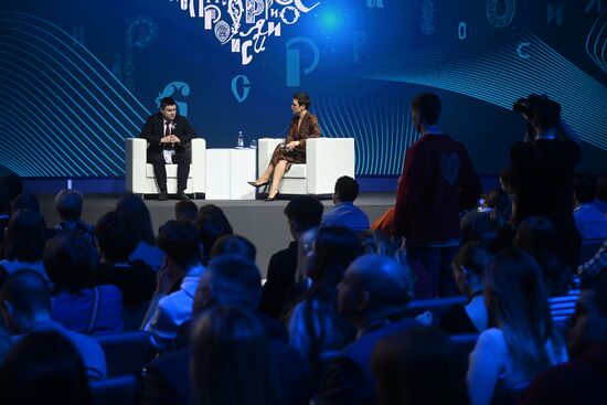 The International RUSSIA EXPO forum and exhibition. A plenary session, Key Achievements and Results in Transport Industry, at Pavilion 75. Andrei Chikhanchin, Deputy General Director of Commerce and Finance, Aeroflot; Marianna Ozherelyeva, presenter, RZD TV channel. Location: Russia, Moscow. Author: Mikhail Voskresenskiy/Sputnik. RUSSIA EXPO. Plenary session, Key Achievements and Results in Transport Industry