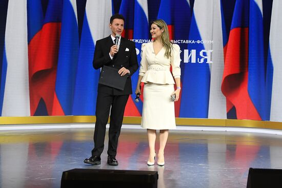 Russia International Exhibition and Forum. Special military operation participants' marriage ceremony on the anniversary of launching it. Pavilion No. 75. Stage-and-screen actor, television show presenter and blogger Vyacheslav Manucharov and television show presenter Marina Kim. Location: Russia, Moscow. Author: Ekaterina Chesnokova/Sputnik. RUSSIA EXPO. Special military operation participants' marriage ceremony on anniversary of its launch