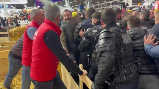 French farmers fighting police at the Paris International Agricultural Show