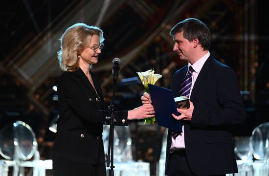 The International RUSSIA EXPO forum and exhibition. The Knowledge: Prize education awards ceremony. The Mentor of the Year category. Russian Deputy Prime Minister Tatyana Golikova; Kirill Sukhov, the prize laureate, math teacher at Presidential Physics and Mathematics Lyceum No. 239. Location: Russia, Moscow. Author: Vladimir Astapkovich/Sputnik. RUSSIA EXPO. Knowledge: Prize education awards ceremony