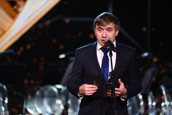 The International RUSSIA EXPO Exhibition and Forum. Knowledge: Prize education awards ceremony. Awarding the prize in the Young Educator of the Year category. Grigory Gurov, Chairman of the Board of the Movement of the First Russian public-state movement of children and youth. Location: Russia, Moscow. Author: Vladimir Astapkovich/Sputnik. RUSSIA EXPO. Knowledge: Prize education awards ceremony