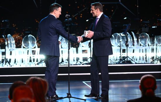 The International RUSSIA EXPO forum and exhibition. The Knowledge: Prize education awards ceremony. The Contribution to Education in History category. From left: Vladimir Medinsky, Russian Presidential Aide, the award laureate; Sergei Naryshkin, Chair, Russian Geographical Society. Location: Russia, Moscow. Author: Vladimir Astapkovich/Sputnik. RUSSIA EXPO. Knowledge: Prize education awards ceremony