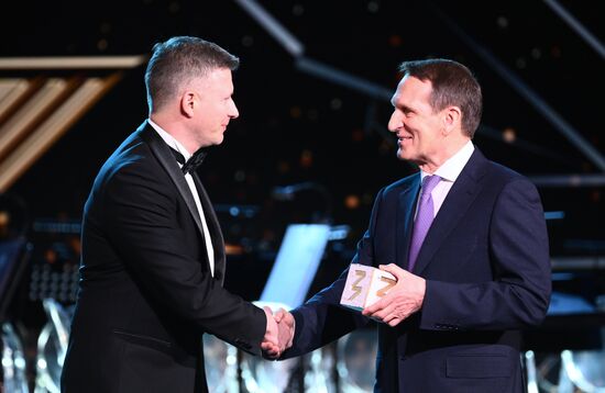 The International RUSSIA EXPO forum and exhibition. The Knowledge: Prize education awards ceremony. The Contribution to Education in History: Best Project category. Andrei Shirokov, the prize laureate, head of the Faces of Victory project; Sergei Naryshkin, Chair, Russian Geographical Society. Location: Russia, Moscow. Author: Vladimir Astapkovich/Sputnik. RUSSIA EXPO. Knowledge: Prize education awards ceremony